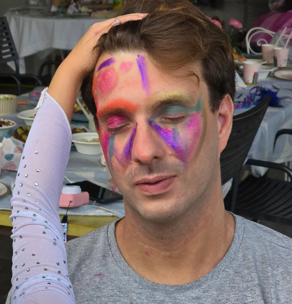 Max wird von seinen Kindern geschminkt